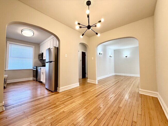 Building Photo - 4860 N Hermitage Ave