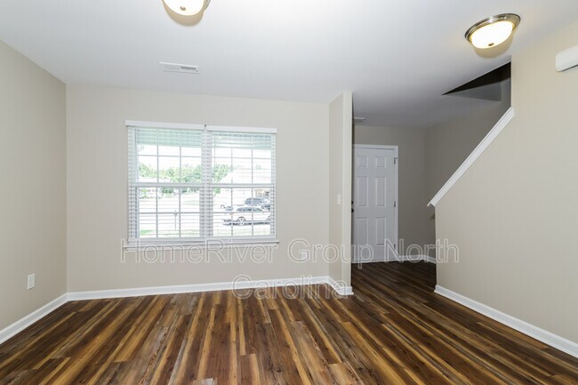 Building Photo - 902 Hadley Dr