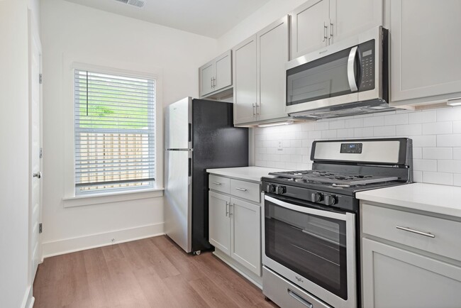 Building Photo - Single Family Home with Fenced Backyard!