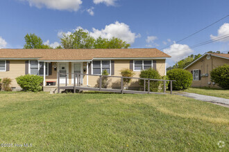 Building Photo - 1003 Davis St