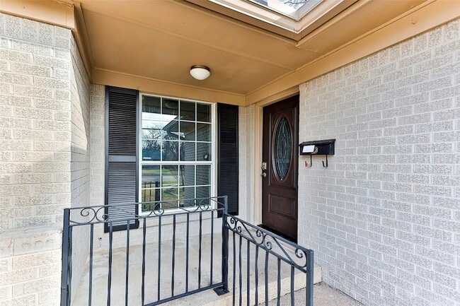 Foto del edificio - 1318 N Rogers Rd