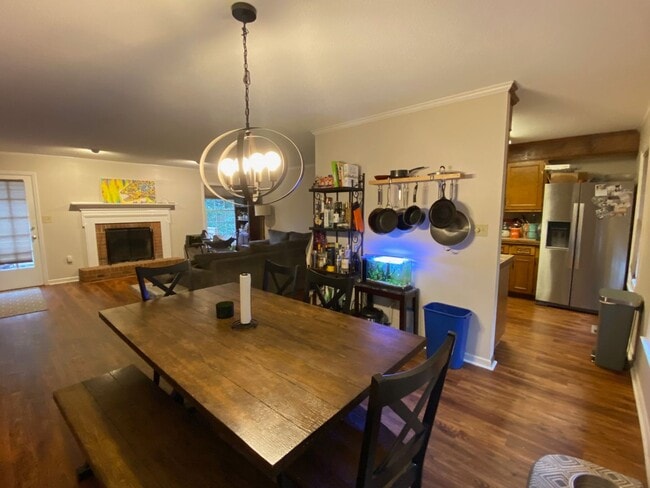 Building Photo - 4bd/4bath Home Near Campus
