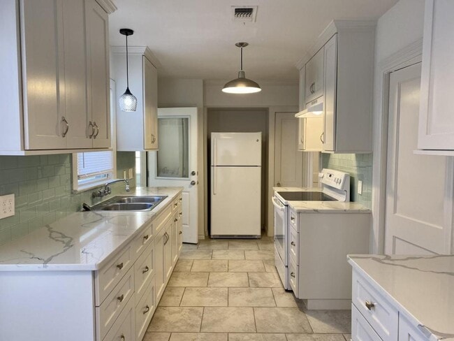 Building Photo - 223 Shadwell Dr