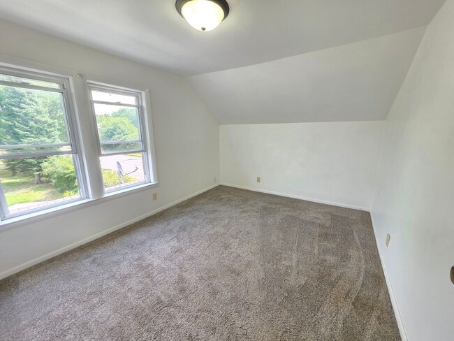 Building Photo - 4 Bed 2 Bath Single Family Home in Wiscons...