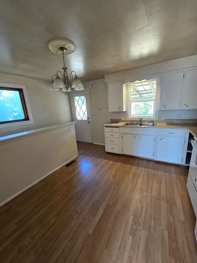 Building Photo - North side 3 bed 1 bath home