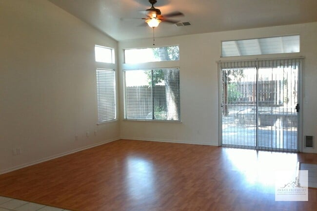 Building Photo - Wonderful 3 Bedroom Home in Sought After Northeast Fresno!