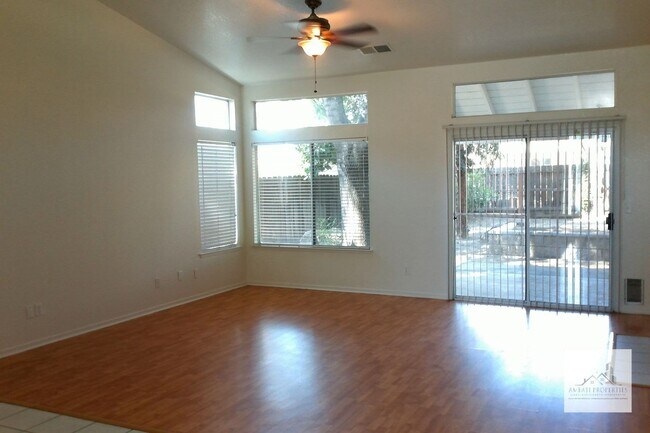 Foto del edificio - Wonderful 3 Bedroom Home in Sought After Northeast Fresno!