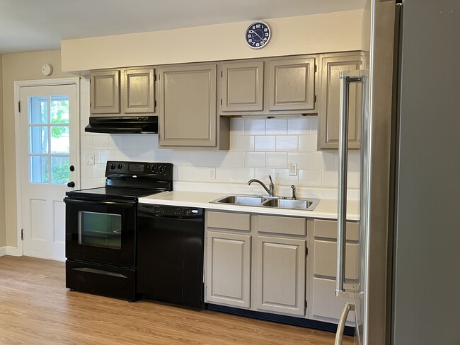 Kitchen - 2798 Brownlee Ave