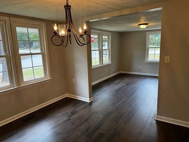 Building Photo - 2 Bedroom 1 Bath Home