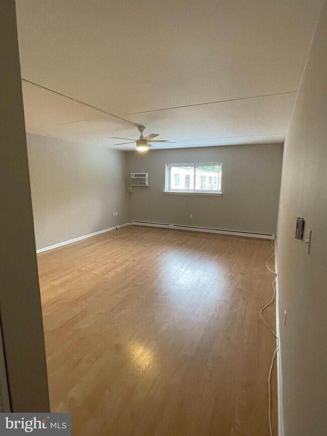 400 Glendale Rd Unit I52, Havertown, PA 19083 Room for Rent in