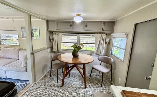 Foto del edificio - Bright & Newly Renovated FURNISHED 1-Bedroom Rental