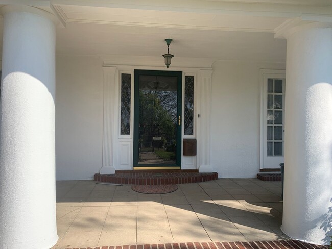 Building Photo - Well Maintained Colonial on the Avenues- L...