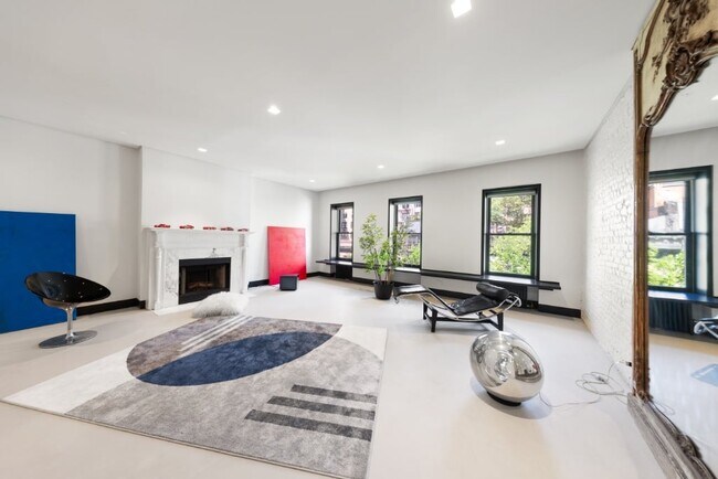 Foto del edificio - Private Luxury Triplex Sanctuary: Curated Modernism Meets Historic Scale
