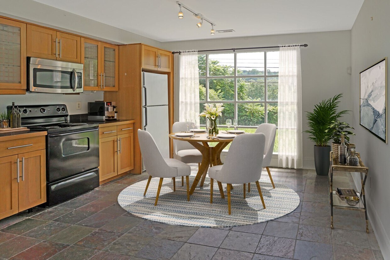 Foto principal - 3 Bed / 1 Bath - Split Level House with Re...