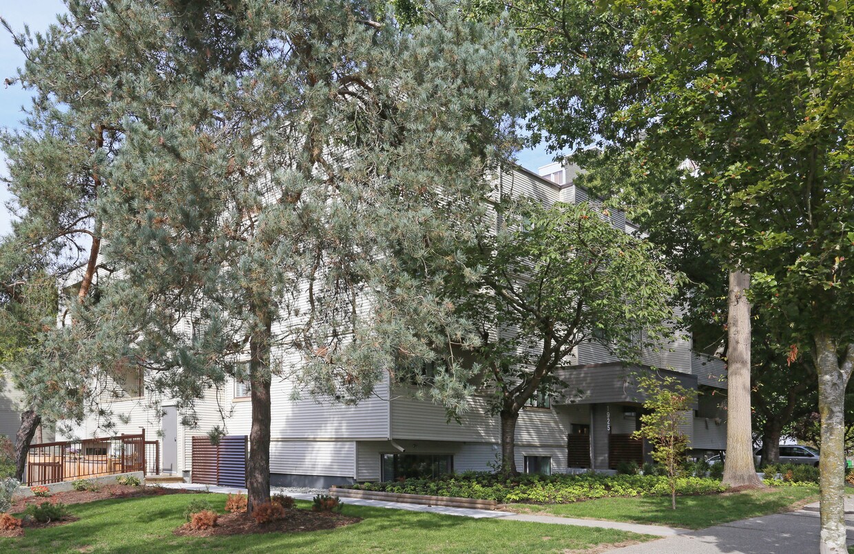 Building Photo - 1925 Woodland Dr