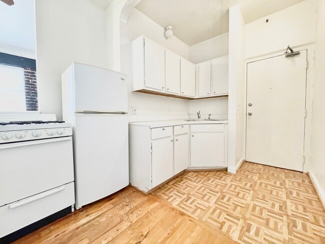 Building Photo - 1055 Sanborn Ave