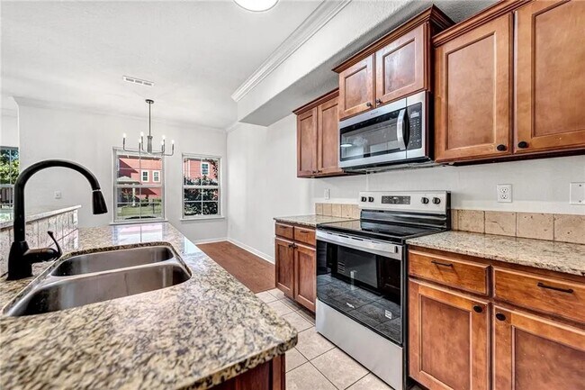 Cocina compartida en la planta principal - 754 N Wordsworth Ln