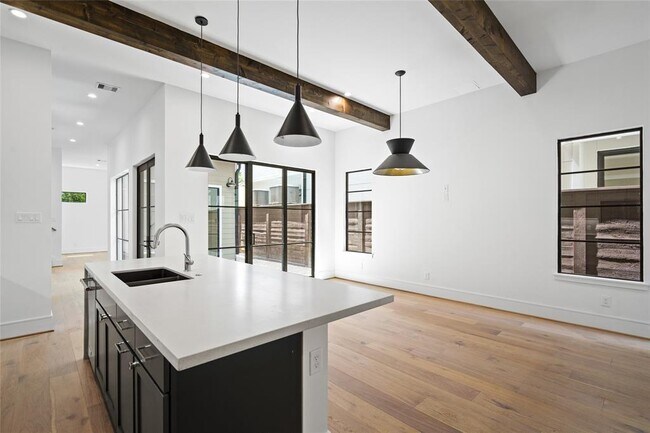 Building Photo - 2800 Greenbriar Dr