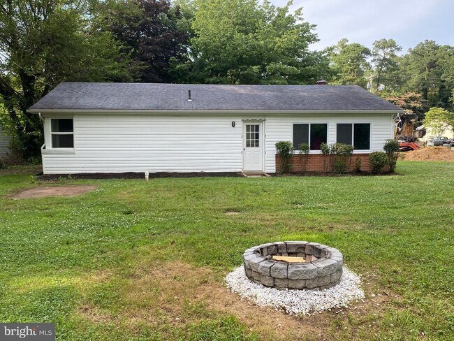 Building Photo - 405 Lake Dr