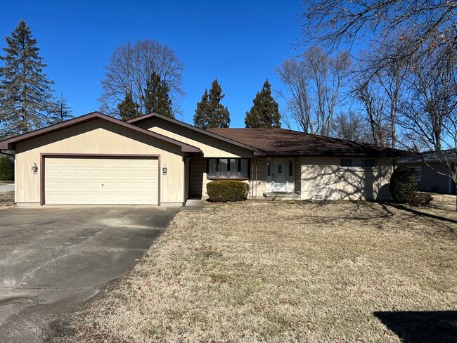 Building Photo - 6600 E Oak St