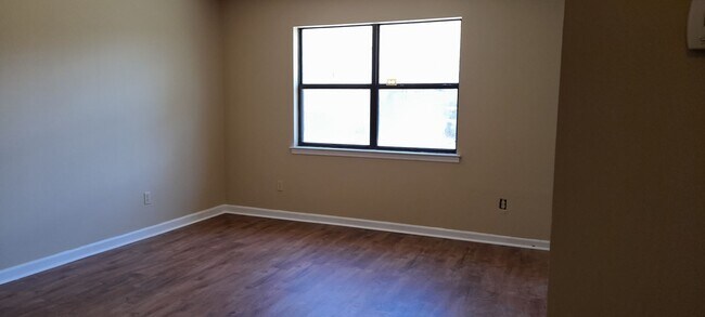 Building Photo - 115 Lytle Rd