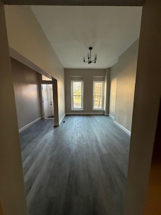 Foto del edificio - Beautifully Renovated!  Large, Spacious Rooms! W/D Hook-Up! Available Now!