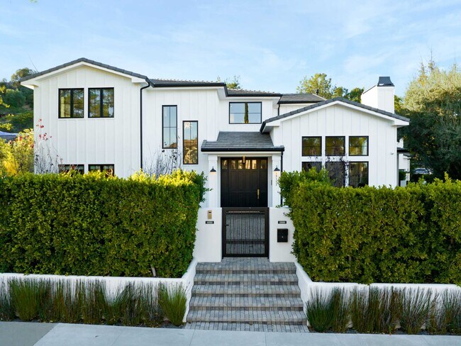 Building Photo - 17173 Strawberry Dr