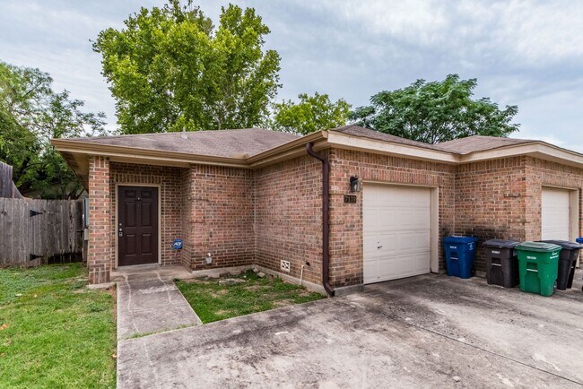 Foto del edificio - 2-BEDROOM DUPLEX NEAR MEDICAL CENTER
