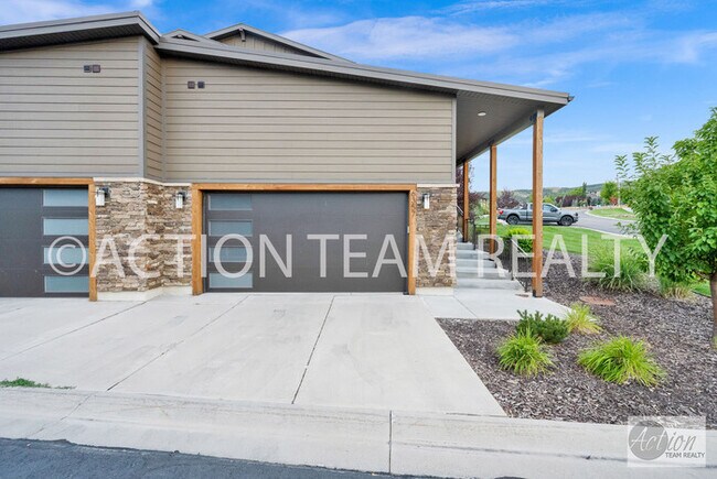 Building Photo - Beautiful Townhome in Huntsville