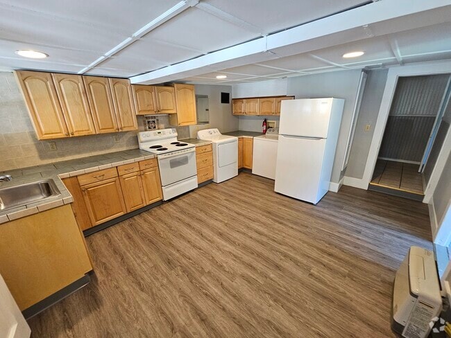 Building Photo - 271 Village St