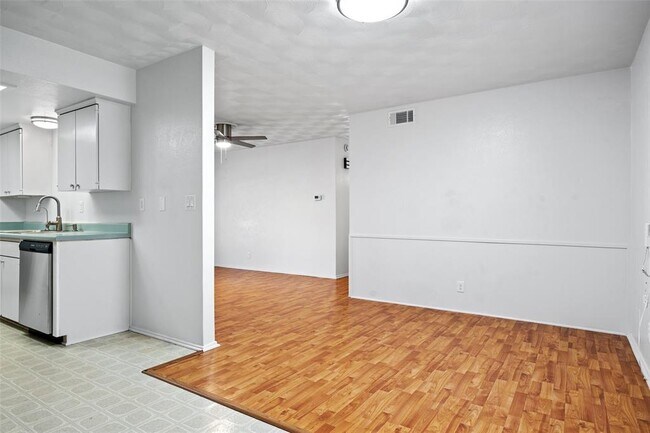 Foto del edificio - 8410 Briarwood Ln