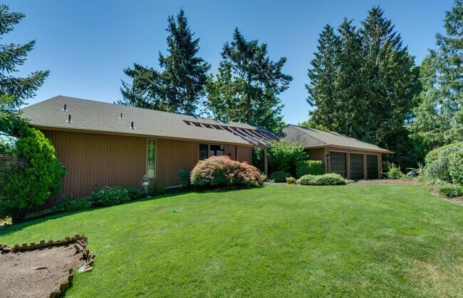 Building Photo - Gorgeous 4BD Home with Balcony, Hardwood F...