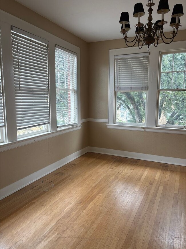 Building Photo - Beautiful South Highlands Duplex