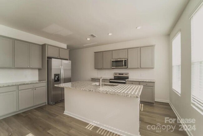 Foto del edificio - 5036 Ragsdale Dr