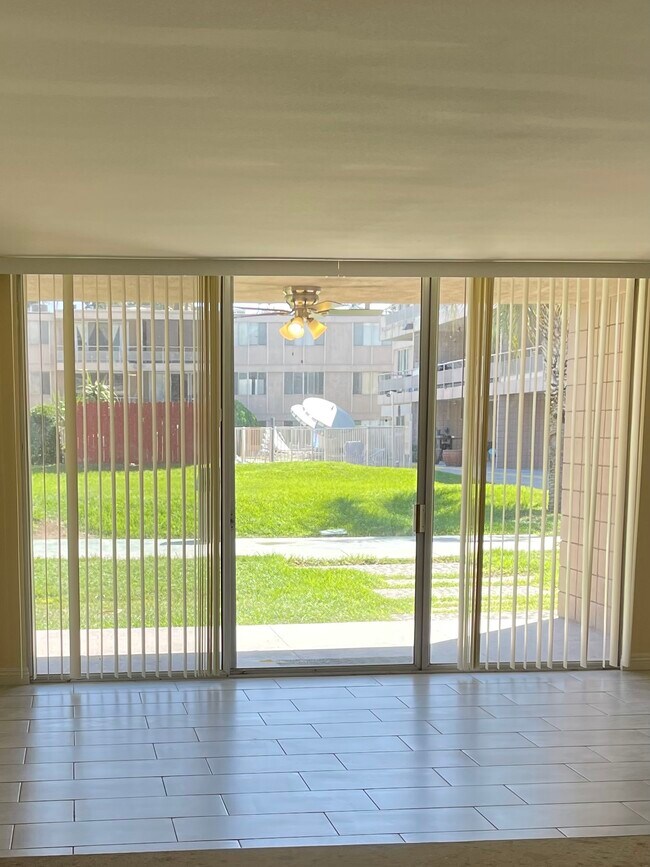 Foto del edificio - 6979 Palm Ct