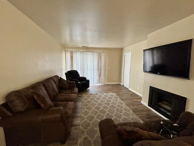 Foto del edificio - Beautifully updated and move-in ready condo!!
