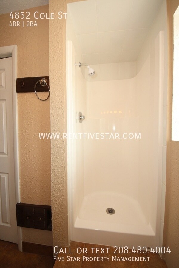 Foto del edificio - 4852 Cole St