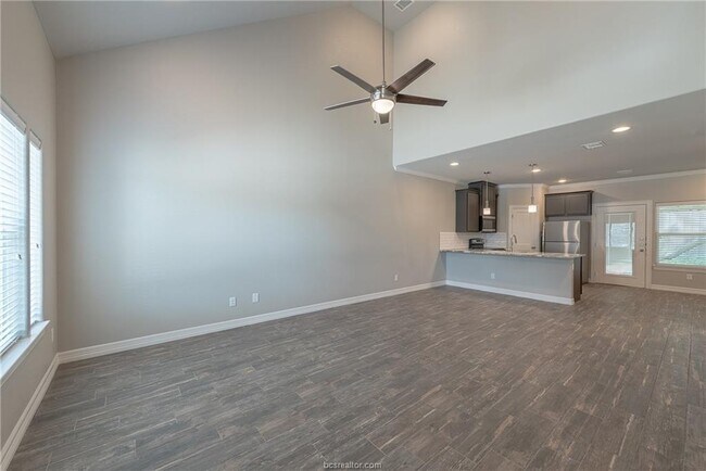 Building Photo - 707 Dominik Dr