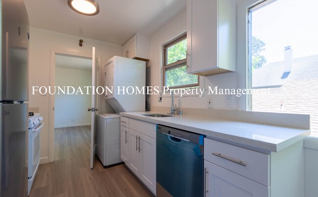 Foto del edificio - Bright & Spacious 2BD/1BA Upper-Level Dupl...