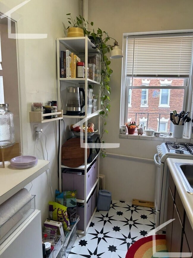 Building Photo - Charming 2 Bedroom-No Broker Fee