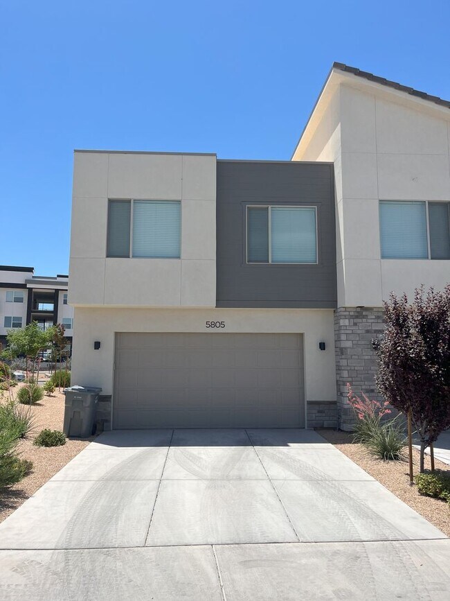 Building Photo - 3 Bedroom Home In Desert Color!