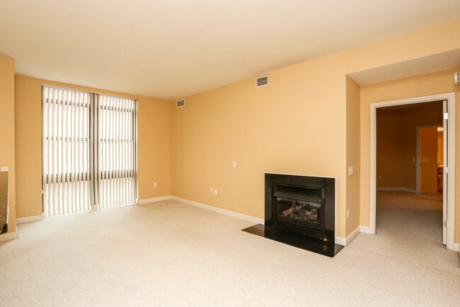 Building Photo - 1830 Fountain Dr