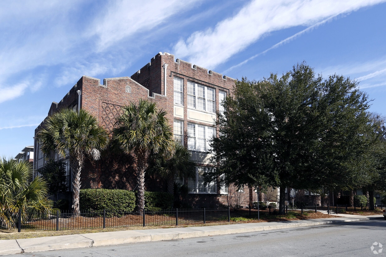Primary Photo - Heritage Row and Corner