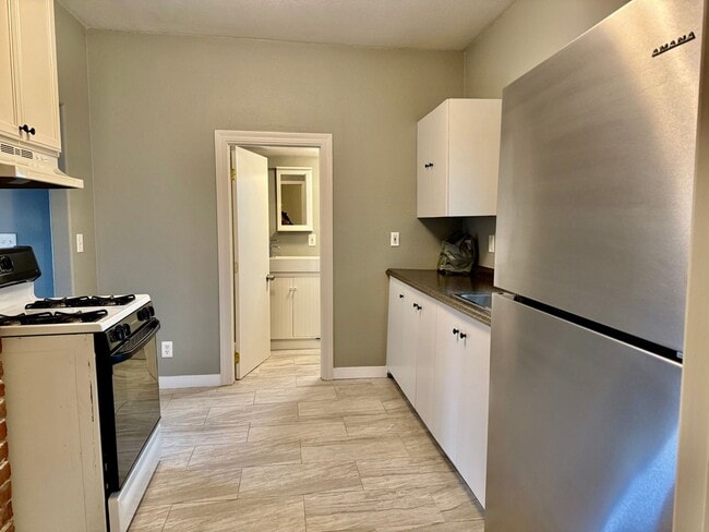 Building Photo - Charming duplex available Oct 15th.