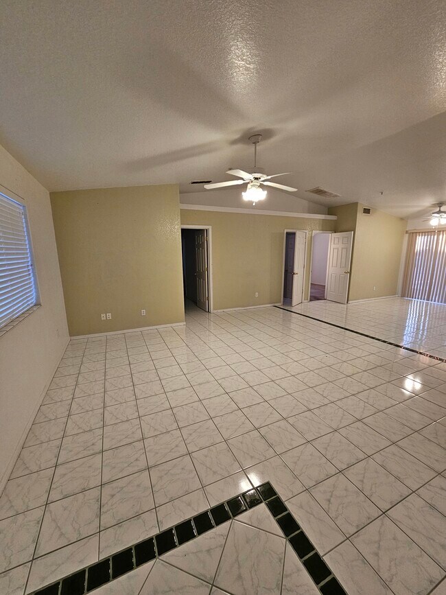 Sala de estar - 3035 Kiowa Blvd N