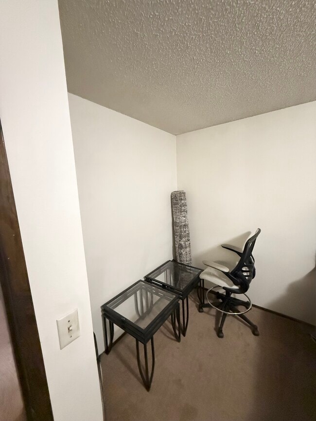 Building Photo - 1633 Best Ln