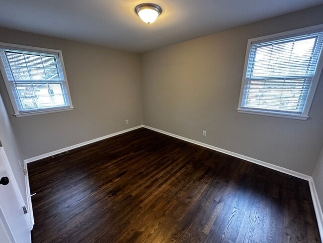Building Photo - Darling Renovated 3 Bedroom Ranch in Conve...