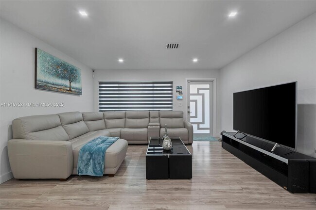 Building Photo - 850 SW 31st Ave