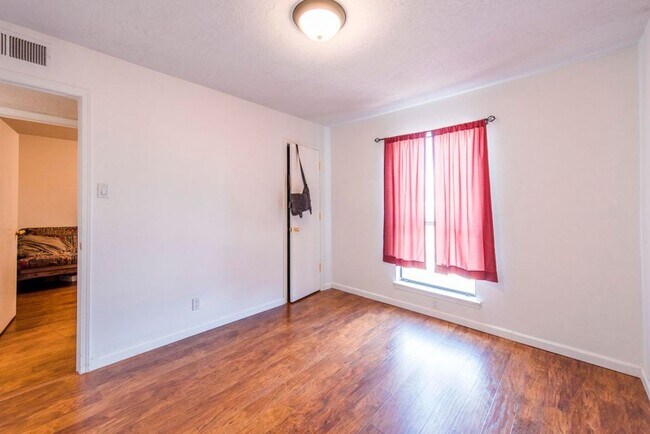 Foto del edificio - Three Bedroom Two Bath NE Heights