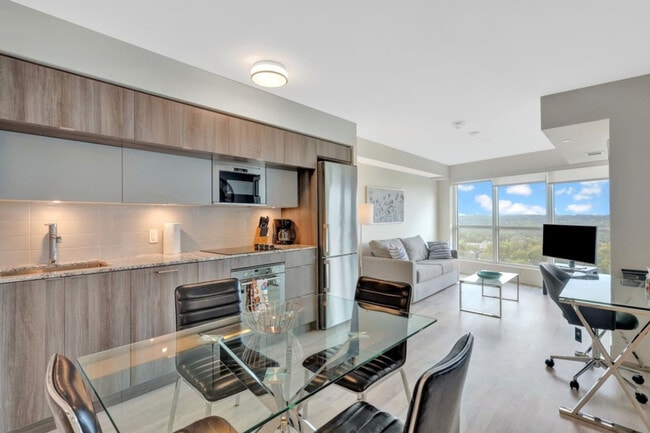 Building Photo - 585 Bloor St E